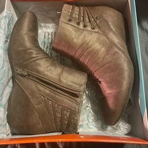 NWT Baretraps size 8.5 Peanut bootie in taupe